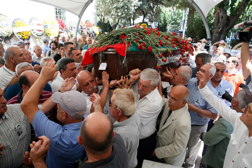 Muzaffer İzgü'nün cenazesi, kılınan cenaze namazının ardından Doğançay Mezarlığı'nda, geçen yıl vefat eden eşinin yanında toprağa verildi.