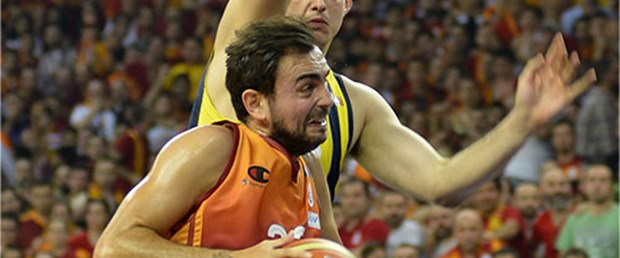 Aslan evinde kükredi