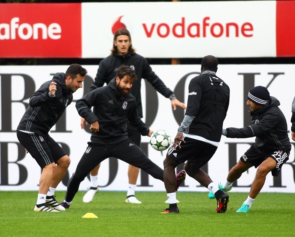 Siyah beyazlılar 4. hafta maçının hazırlıklarına dün BJK Nevzat Demir Tesislerin'nde başladı. Antrenmanda Atınç Nukan, Vincent Aboubakar ve Oğuzhan Özyakup yer aldı.
