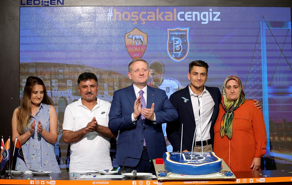 Basın toplantısının ardından Ünder'in doğum günü kutlandı. Kutlamaya Ünder'in ailesi de katıldı.