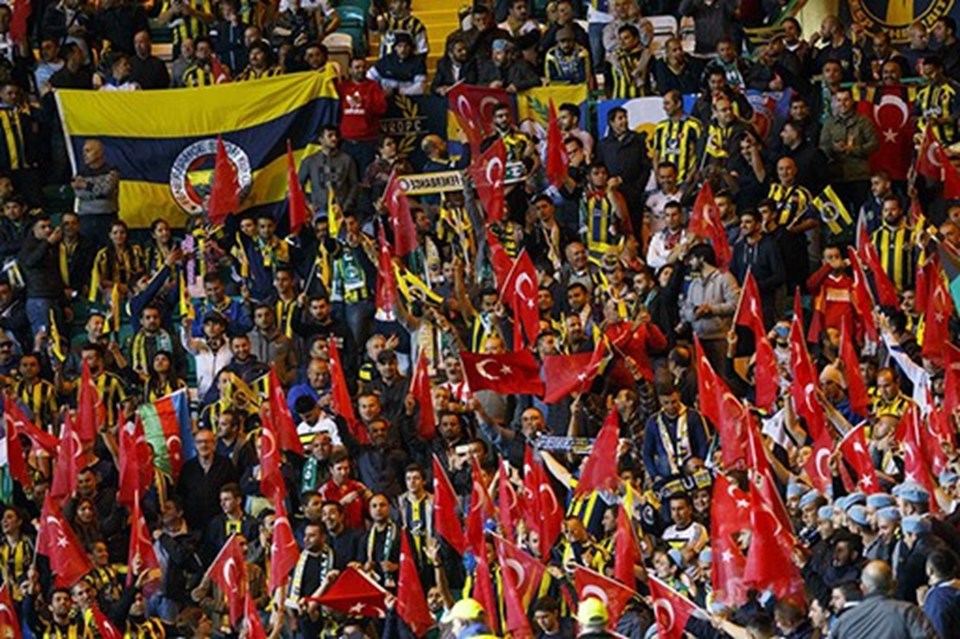 Komando bereli grup, diğer taraftarlarca ilgiyle izlendi