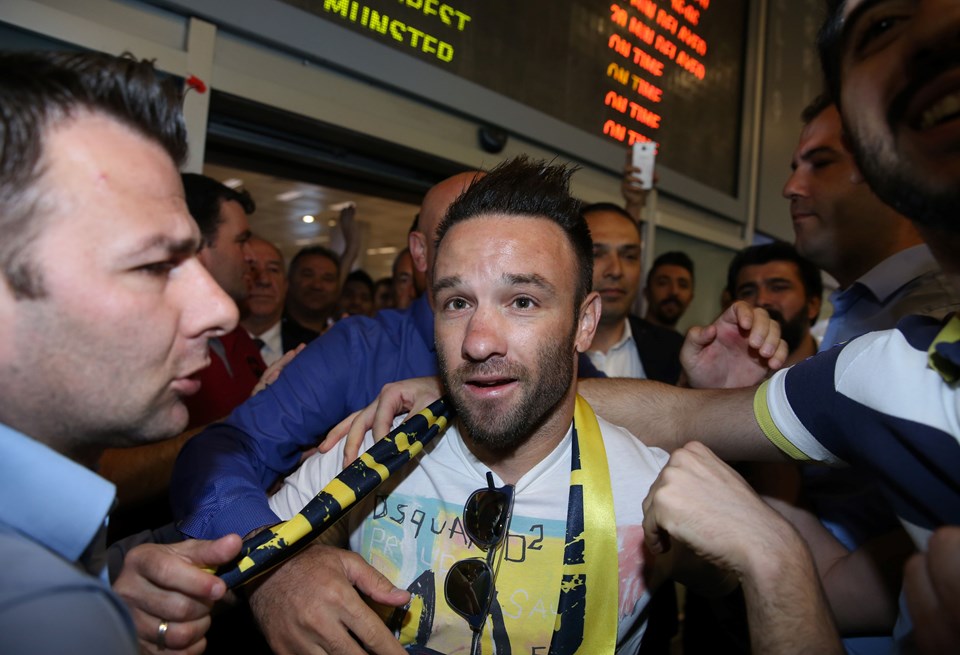 İstanbul'a gelen Valbuena'yı havaalanında kalabalık bir taraftar grubu karşıladı.