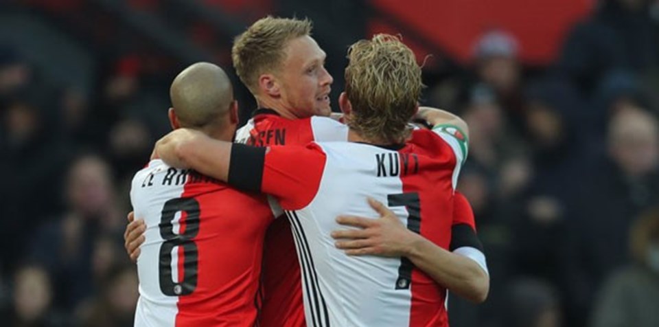 Feyenoord Hollanda Ligi'de averajla Ajax'ın üzerinde liderlik koltuğunda oturuyor.