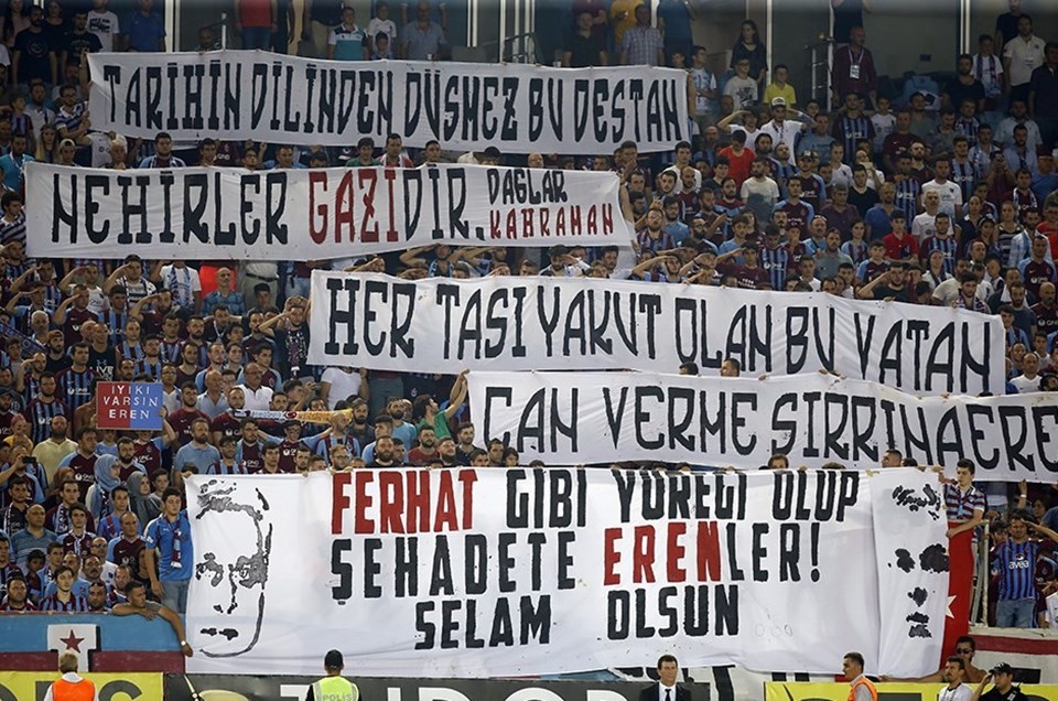Trabzonspor tribünlerinde Eren Bülbül anısına çok sayıda pankart açıldı.