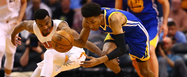 2017-04-06T043306Z_1161187306_NOCID_RTRMADP_3_NBA-GOLDEN-STATE-WARRIORS-AT-PHOENIX-SUNS.JPG