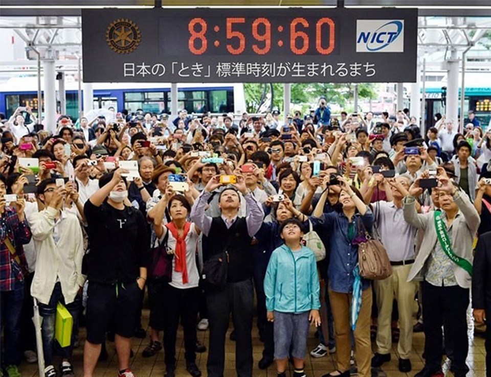 Geçtiğimiz yıl 1 Temmuz’da Tokyo’da artık saniyenin eklendiği anı fotoğraflamak için bekleyen kalabalık.
