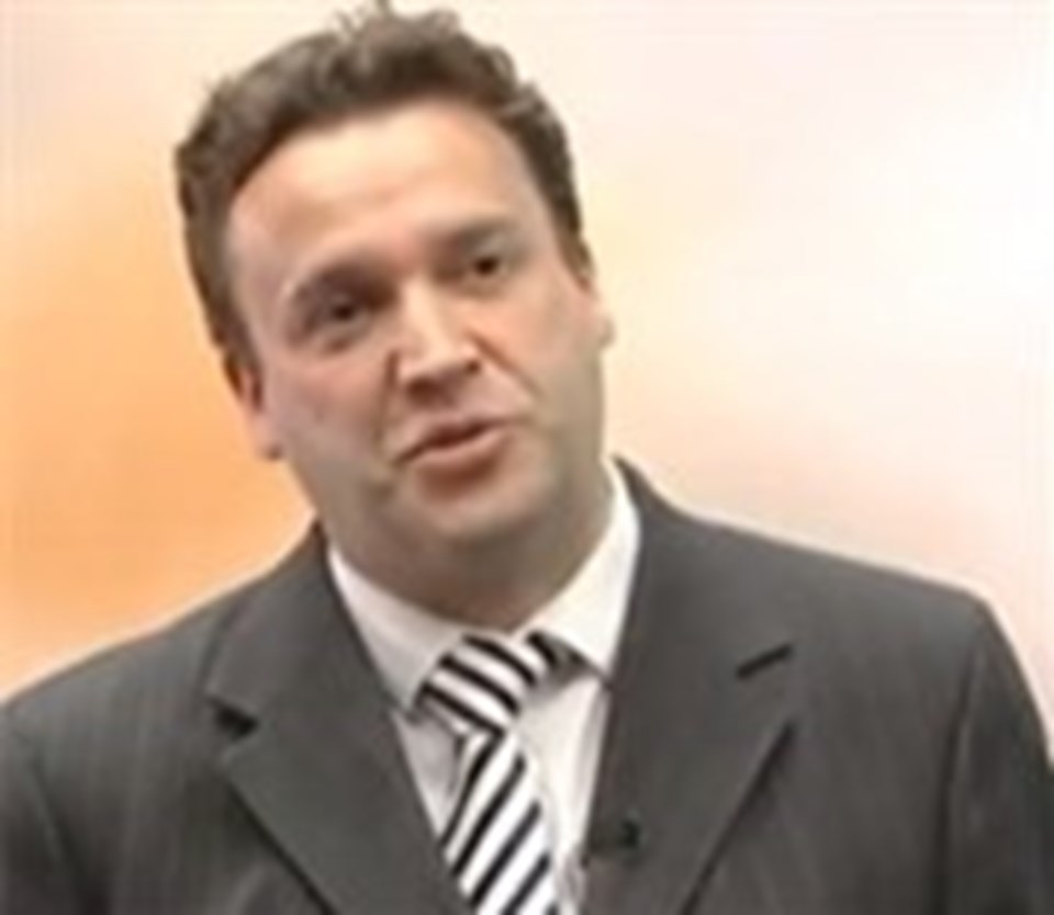 Profesör Anthony Hilton