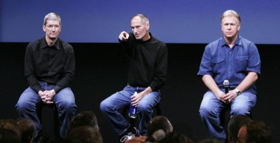 7 yıldan boyunca mücadele ettiği kansere yenik düşen Steve Jobs (ortada), 2011 yılında hayatını kaybetmiş, Apple'ın başına ise Tim Cook (solda) geçmişti. 
