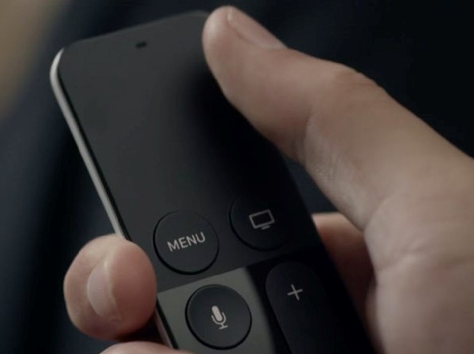 Yeni Apple TV’de Siri desteği dikkat çeken en önemli özellik. Bir diğer önemli yenilik ise Apple TV’nin kumandası.