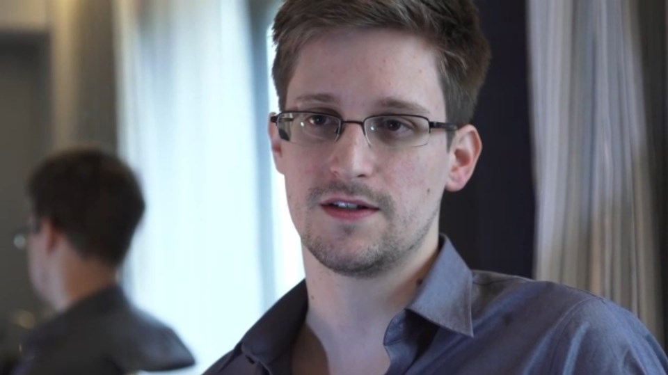 Sızdırdığı belgeler yüzünden hakkında yakalama emri bulunana Snowden, 'geçici sığınmacı' statüsüyle Rusya'da yaşıyor.