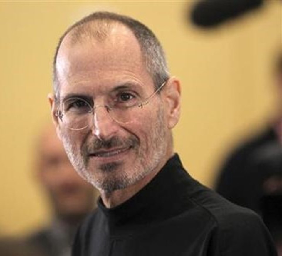 Apple Computer Inc.'nin kurucu ortaklarından olan ve Apple'ın CEO'su olarak çalışan Jobs 2011 yılında hayatını kaybetmişti.