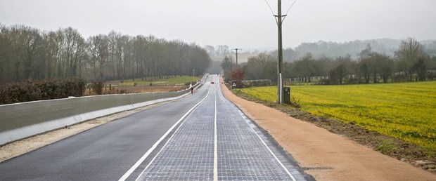 Dünyanın güneş enerjili ilk yolu trafiğe açıldı