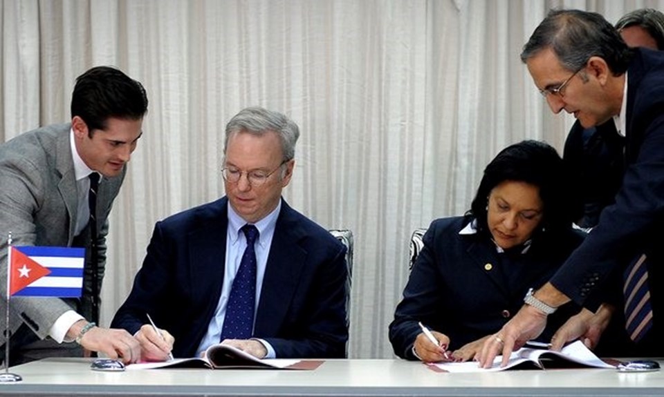 Havana'daki imza töreninde Google'ın Başkanı Eric Schmidt de yer aldı.