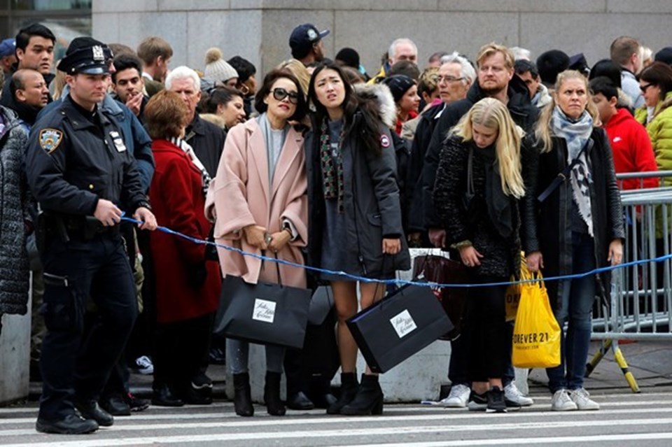 Bu yılki Black Friday (Kara Cuma) Apple'ı da harekete geçirdi. Şirket geçen yıl iptal ettiği Kara Cuma ampanyasına bu yıl online alışveriş sitesinde ve mağazalarında yer verdi.