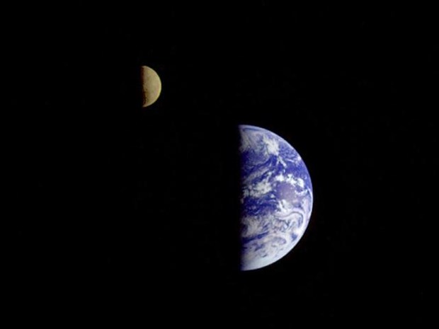 Galileo uzay aracının yaklaşık 6.2 milyon kilometre uzakta çektiği bu fotoğrafta Dünya ve uydusu birlikte görülüyor. Galileo uzay aracının yaklaşık 6.2 milyon kilometre uzakta çektiği bu fotoğrafta Dünya ve uydusu birlikte görülüyor.