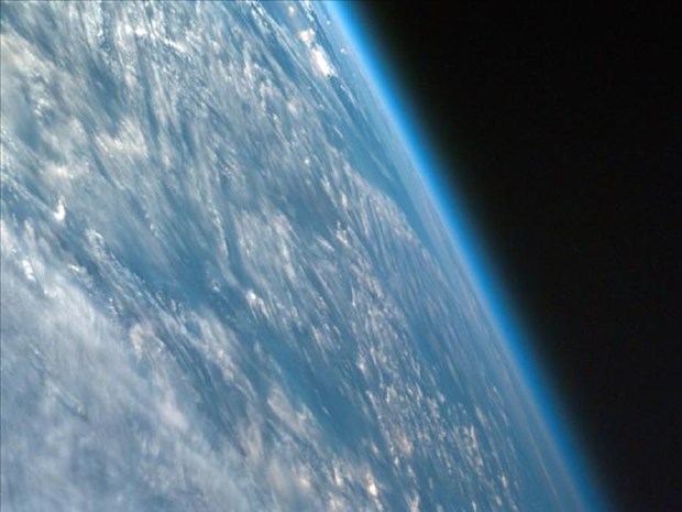 Güneydoğu Afrika’nın yatay açıyla çekilen bu fotoğrafında Dünya’nın eğimi ve atmosferi açıkça seçiliyor. Güneydoğu Afrika’nın yatay açıyla çekilen bu fotoğrafında Dünya’nın eğimi ve atmosferi açıkça seçiliyor.
