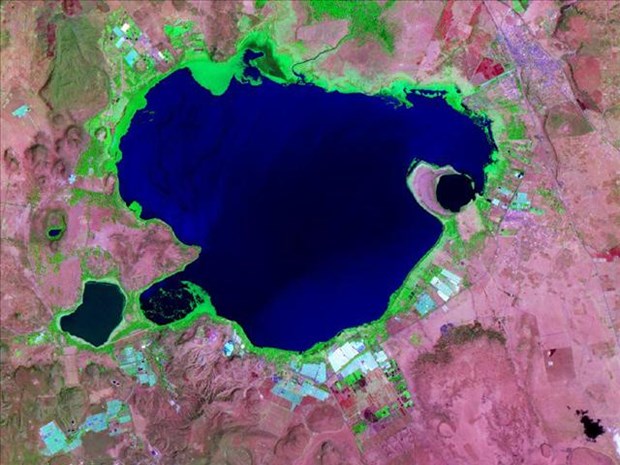 Bu fotoğrafta herhangi bir oynama yok. Kenya’daki naivasha Gölü gün batımında uzaydan böyle görünüyor. Bu fotoğrafta herhangi bir oynama yok. Kenya’daki naivasha Gölü gün batımında uzaydan böyle görünüyor.
