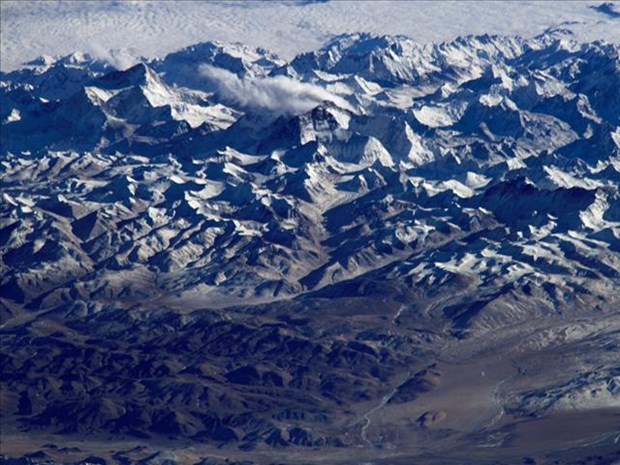 Tibet Platosu’nda Everest ve ona eşilk eden diğer zirveler... Fotoğraf bir uçaktan çekilmiş gibi görünüyor ama 2004’te Uluslararası Uzay İstasyonu’ndan çekildi. Tibet Platosu’nda Everest ve ona eşilk eden diğer zirveler... Fotoğraf bir uçaktan çekilmiş gibi görünüyor ama 2004’te Uluslararası Uzay İstasyonu’ndan çekildi.