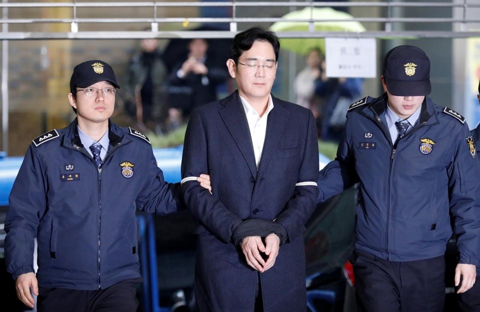 49 yaşındaki Lee Jae-yong, rüşvet de dahil olmak üzere bazı suçlamalar dolayısıyla şubattan bu yana cezaevinde bulunuyordu.
