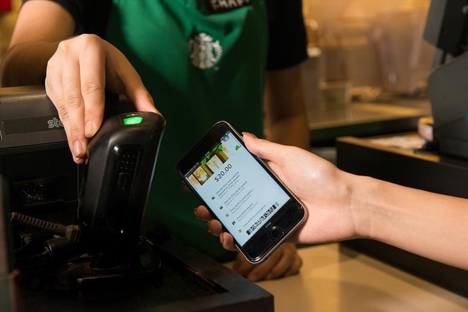 Uygulama sayesinde Starbucks mağazalarında para ya da karta ihtiyaç duyulmaksızın telefondan hızlı ve kolay ödeme yapılabiliyor.