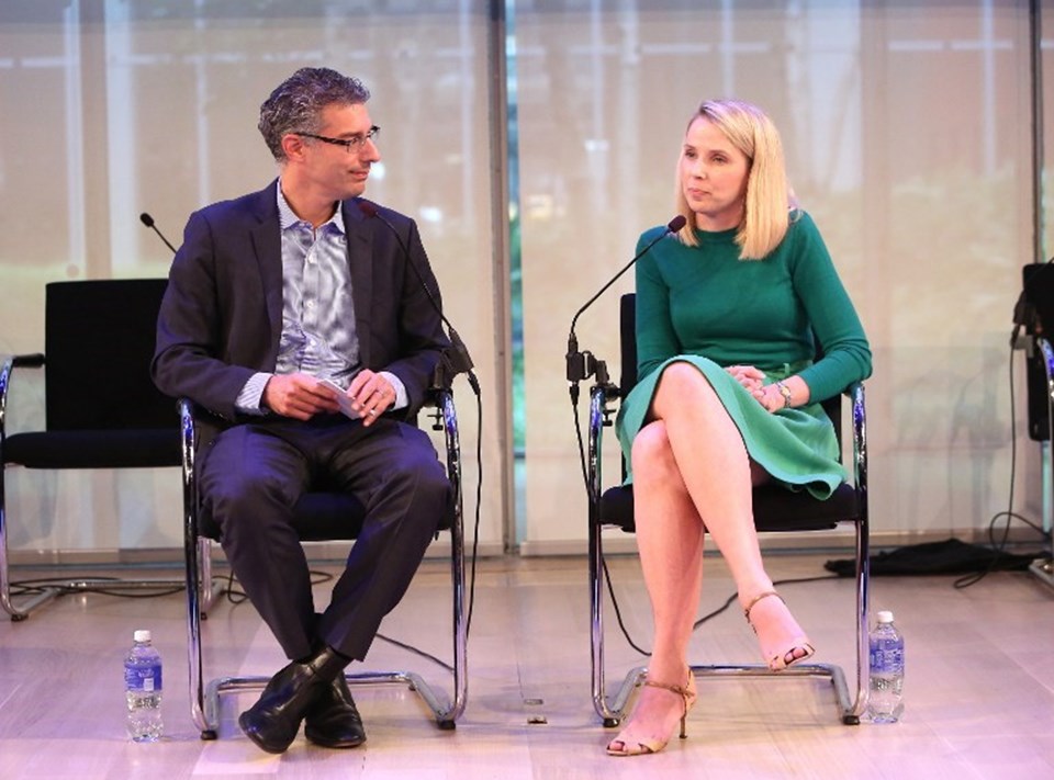 Yahoo'nun CEO'su Marissa Mayer (sağda) şirketin bu yıl yüzde 33 değer kaybetmesinin ardından şirketi kurtarmak için radikal bir karar alarak yıl sonuna kadar iş gücünü yüzde 15 oranında azaltacak karara imzasını attı.