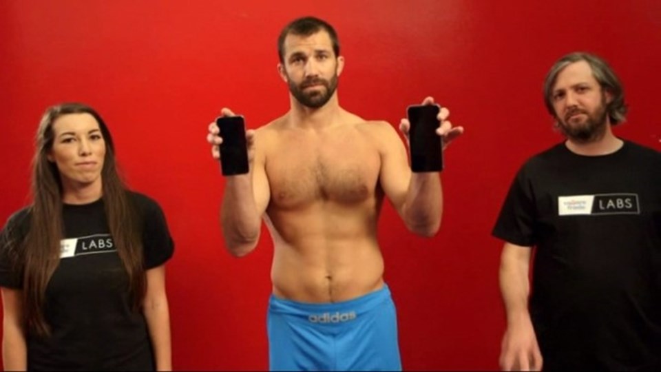 Luke Rockhold, yeni iPhone modellerini kendine has yöntemler ile test etti.