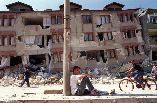 17 agustos 1999 saat 03 02 deprem fotolari