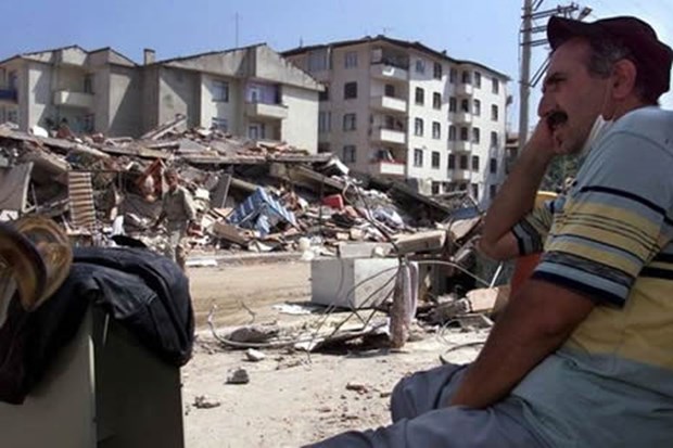 17 agustos 1999 saat 03 02 deprem fotolari