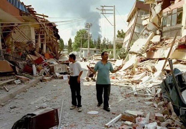 17 agustos 1999 saat 03 02 deprem fotolari