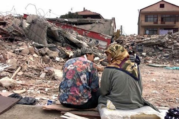 17 agustos 1999 saat 03 02 deprem fotolari