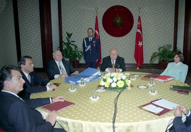 Koalisyon Meclis'i karıştırdı