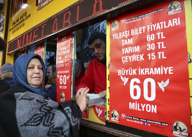 Eminönü Nimet Abla Gişesi önünde "Milli Piyango Yılbaşı Özel Çekilişi" biletleri için soğuk havaya rağmen uzun kuyruklar oluştu. ,2VtYii5zAEGEARPCmKDf0g