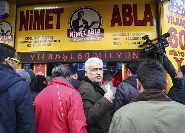 Eminönü Nimet Abla Gişesi önünde "Milli Piyango Yılbaşı Özel Çekilişi" biletleri için soğuk havaya rağmen uzun kuyruklar oluştu. ,80hZMx5FBU2oNmtMPo6oCw