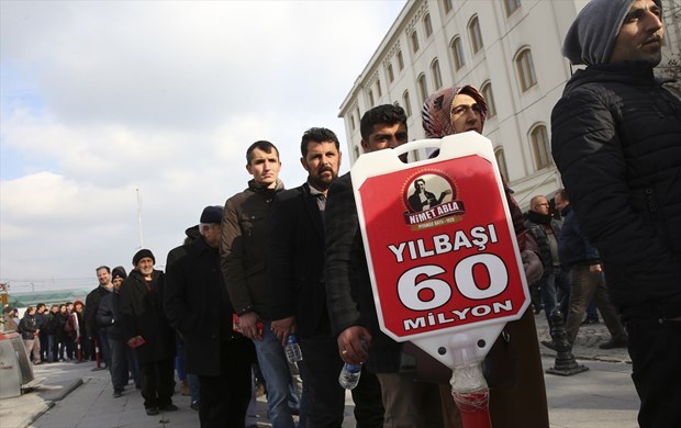 Eminönü Nimet Abla Gişesi önünde "Milli Piyango Yılbaşı Özel Çekilişi" biletleri için soğuk havaya rağmen uzun kuyruklar oluştu. ,9d77uxou_kGqvqv9uf7Fyg