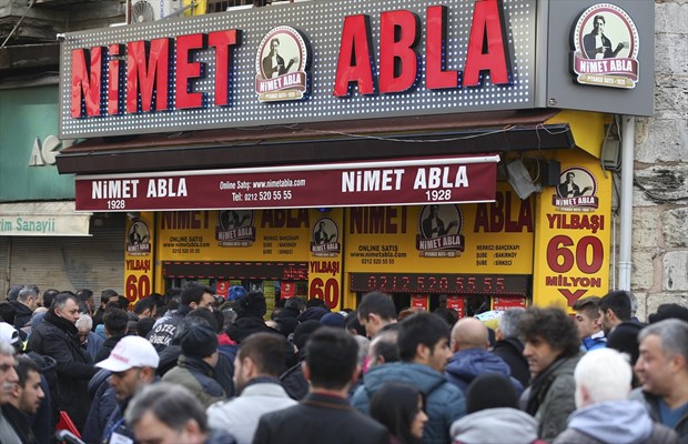 Eminönü Nimet Abla Gişesi önünde "Milli Piyango Yılbaşı Özel Çekilişi" biletleri için soğuk havaya rağmen uzun kuyruklar oluştu. ,GRh5gfYVPk-qkkhreudSTg