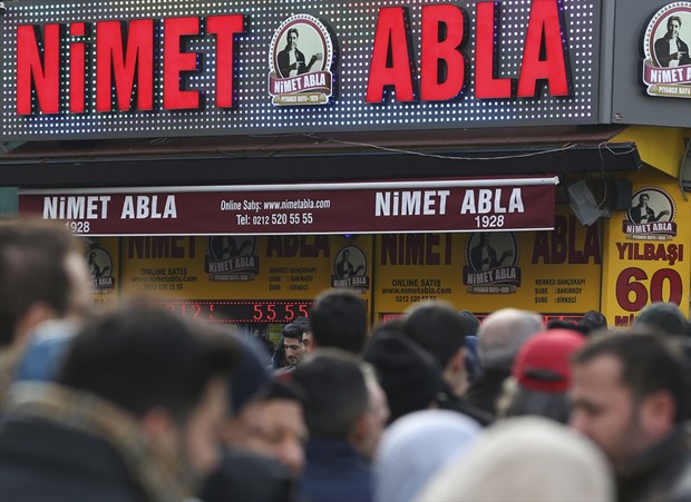 Eminönü Nimet Abla Gişesi önünde "Milli Piyango Yılbaşı Özel Çekilişi" biletleri için soğuk havaya rağmen uzun kuyruklar oluştu. ,hBuBqmYrP0C0WcptlKn9Kg