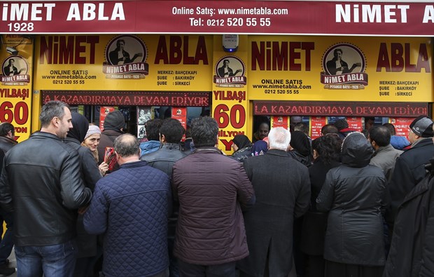 Eminönü Nimet Abla Gişesi önünde "Milli Piyango Yılbaşı Özel Çekilişi" biletleri için soğuk havaya rağmen uzun kuyruklar oluştu. ,iSdgfNitW0aHXGZmtUTeYw