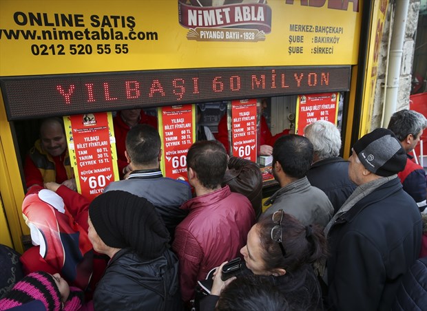 Eminönü Nimet Abla Gişesi önünde "Milli Piyango Yılbaşı Özel Çekilişi" biletleri için soğuk havaya rağmen uzun kuyruklar oluştu. ,pNA5NmYgg0eSqplemTZKkQ