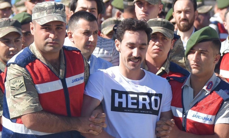 Sanıklardan Gökhan Güçlü duruşmaya üzerinde "Hero: Heroes are immortal (Kahramanlar ölümsüzdür) ifadesi yer alan bir tişört ile gelmişti.