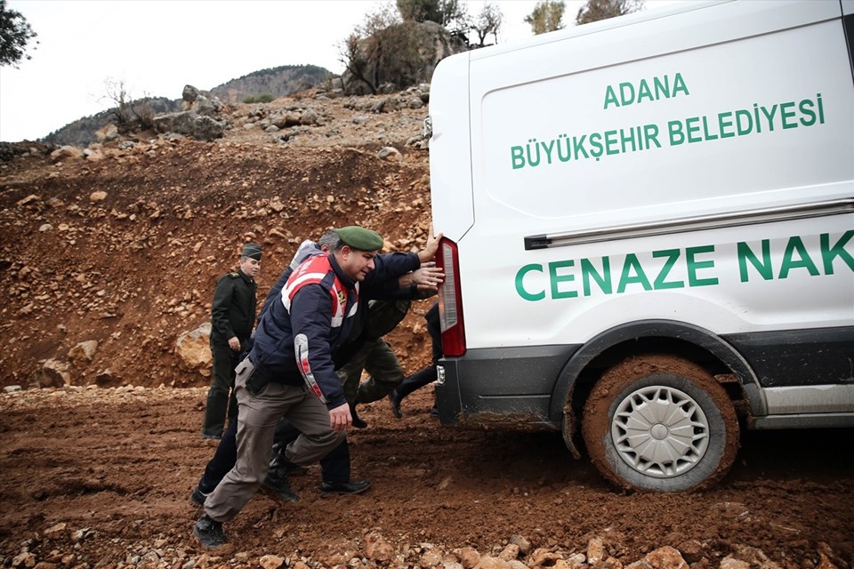 Cenaze aracı, polis ekipleri, askerler ve bazı vatandaşlarca itilerek ilerletildi.