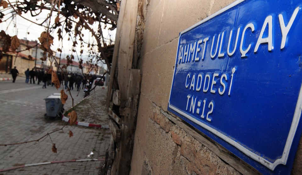 Uluçay'ın cenazesi ismi verilen cadde üzerindeki evinden alındı.