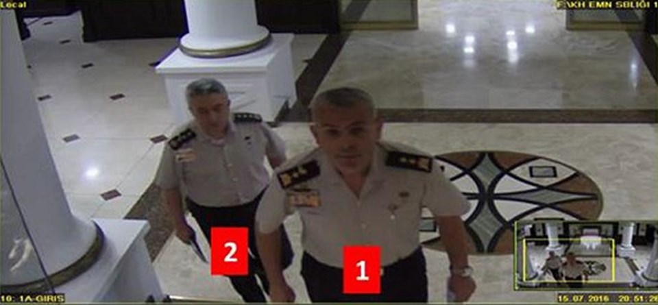 Eski Albay Orhan Yıkılkan (1) Tümgeneral Mehmet Dişli (2) ile beraber

