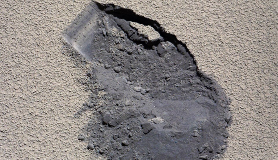 Curiosity'nin kepçesiyle Mars kumunda bıraktığı bir iz.