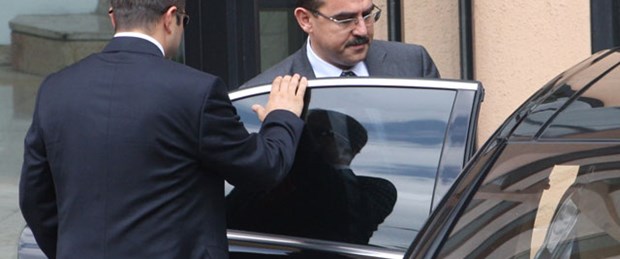 Bakanın konvoyuna giren şüpheli araç takla attı