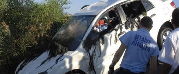 Balık tutanlara çarpan araç kanala uçtu: 4 ölü