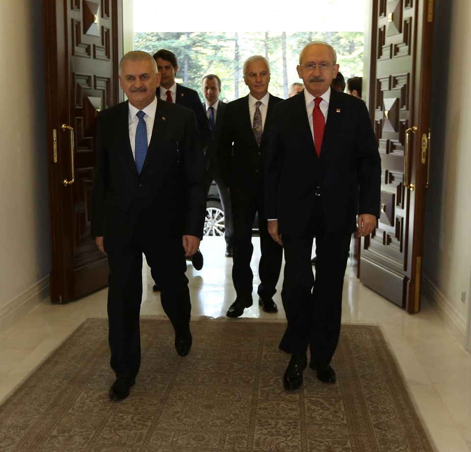 Başbakan Binali Yıldırım, CHP Genel Başkanı Kemal Kılıçdaroğlu ve MHP Genel Başkanı Devlet Bahçeli ile bir araya geldi. 20160822-2-18717561-13508810,wLUWGyUt6EyxaQJnzK9PwQ