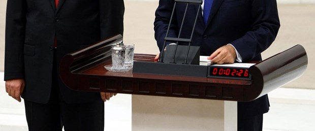 Başkanvekili öksürmeyince ayakta kaldı