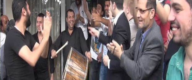 Baskın yapan polise davul zurnalı karşılama