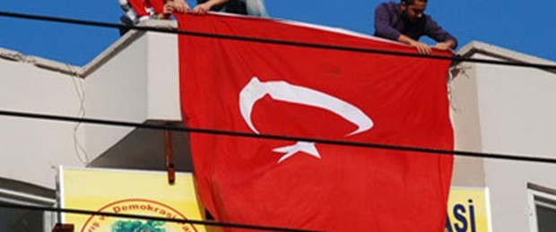 'Bayrak asanlar hakkında işlem yapılmadı'