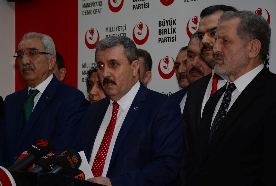 BBP Genel Başkanı Mustafa Destici (ortada)
